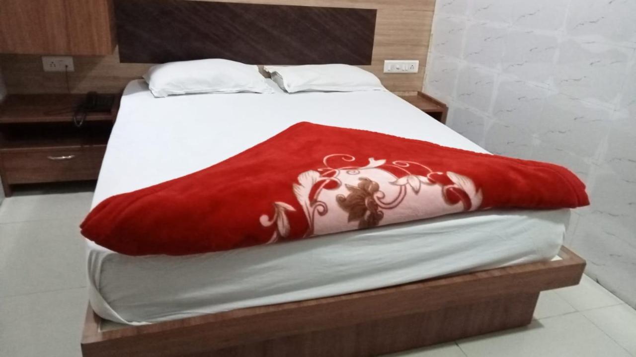 Hotel Shree Krishna Ахмедабад Екстер'єр фото